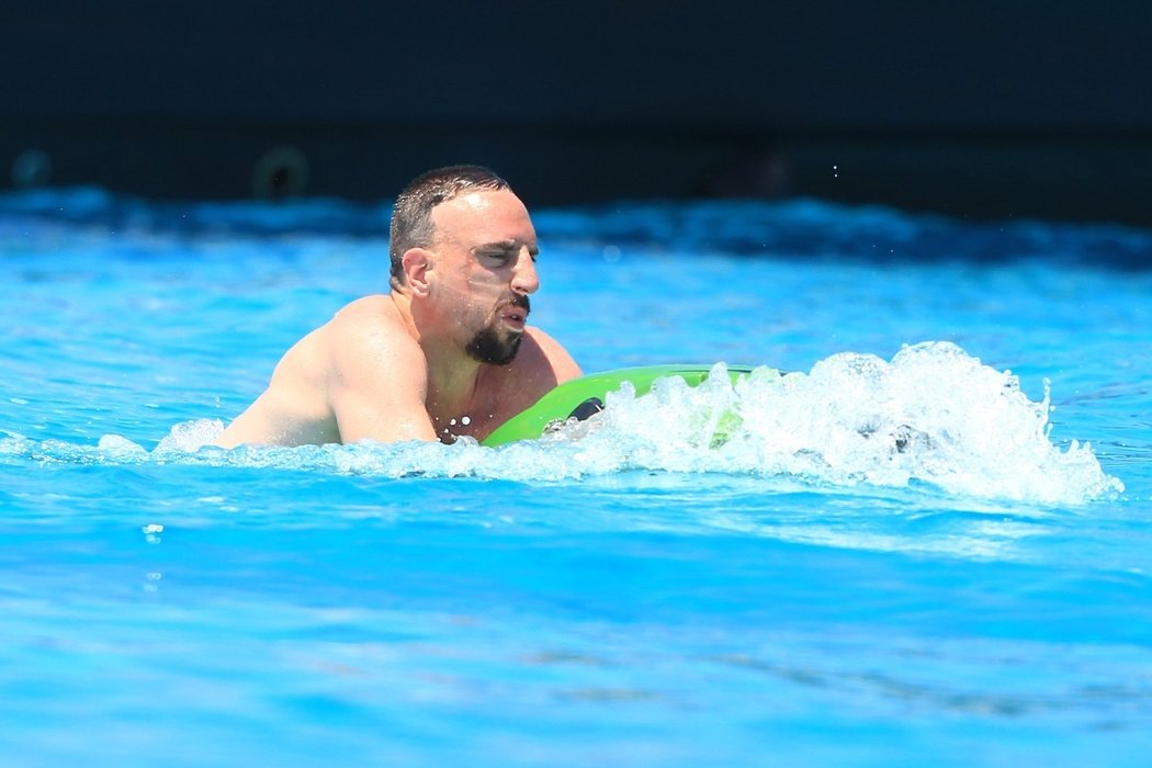 Franck Ribéry přišel kvůli bolestem zad o mistrovství světa, tak odjel s kamarády na Ibizu, kde neustále dovádí ve vodě.
