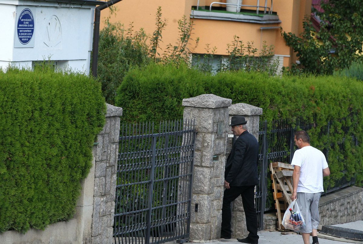 Po vystěhování z Uhříněvsi do Říčan byl vdovec viděn na ulici s flaškou.