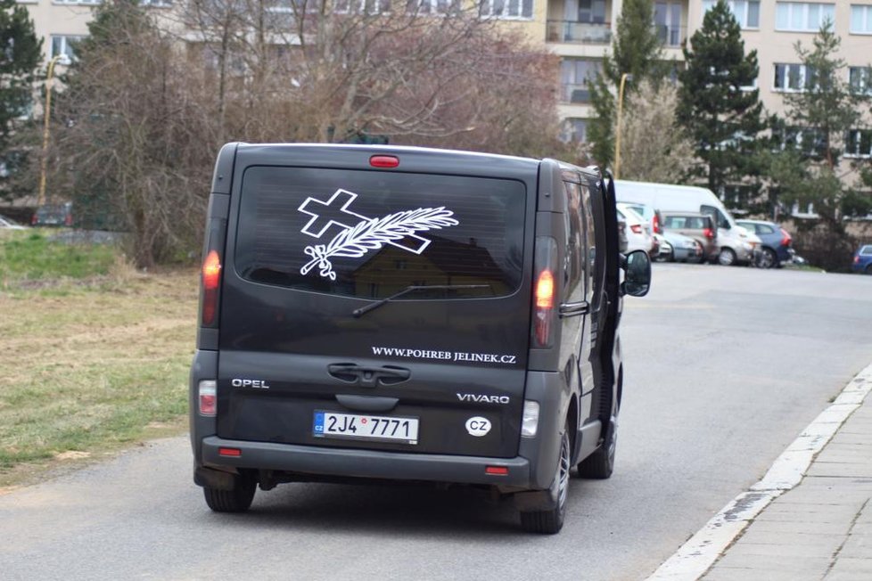 V Říčanech v neděli 29. března náhle zemřela zdravotní sestra, která se v Thomayerově nemocnici staralo o nakaženého taxikáře.