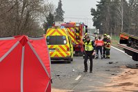 Tragédie u Říčan: Při střetu auta s náklaďákem zemřela řidička