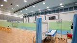 Sportovní hala v Říčanech se proměnila v očkovací centrum. Zvládne naočkovat 500 lidí denně