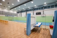 Sportovní hala v Říčanech se proměnila v očkovací centrum. Zvládne naočkovat 500 lidí denně