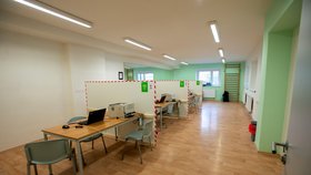 Ve sportovní hale v Říčanech u Prahy zahájilo 24. února 2021 zkušební provoz velkokapacitní očkovací centrum.