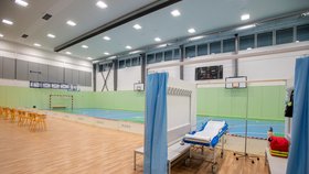Ve sportovní hale v Říčanech u Prahy zahájilo 24. února 2021 zkušební provoz velkokapacitní očkovací centrum.