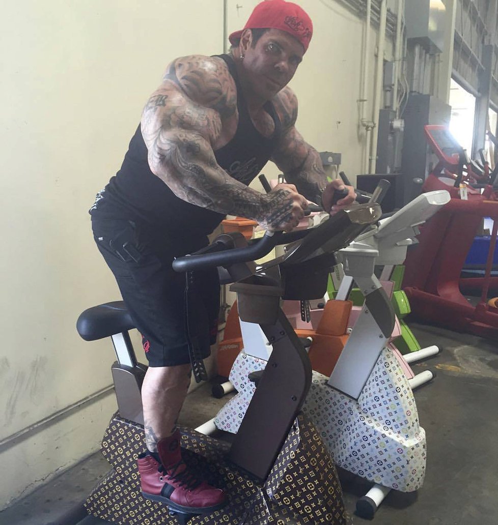 Rich Piana posiluje.