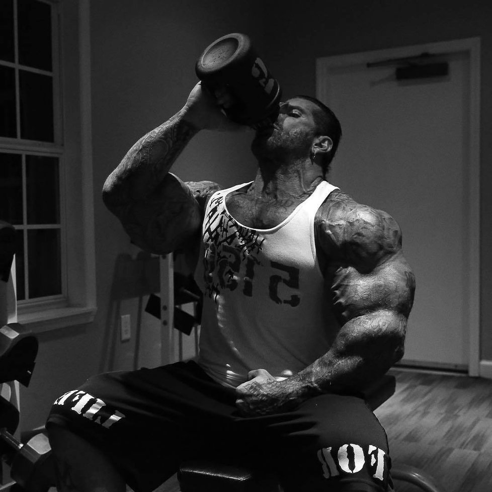 Kulturista Rich Piana skončil v kómatu. Na Instagramu se vždy chlubil svými svaly.