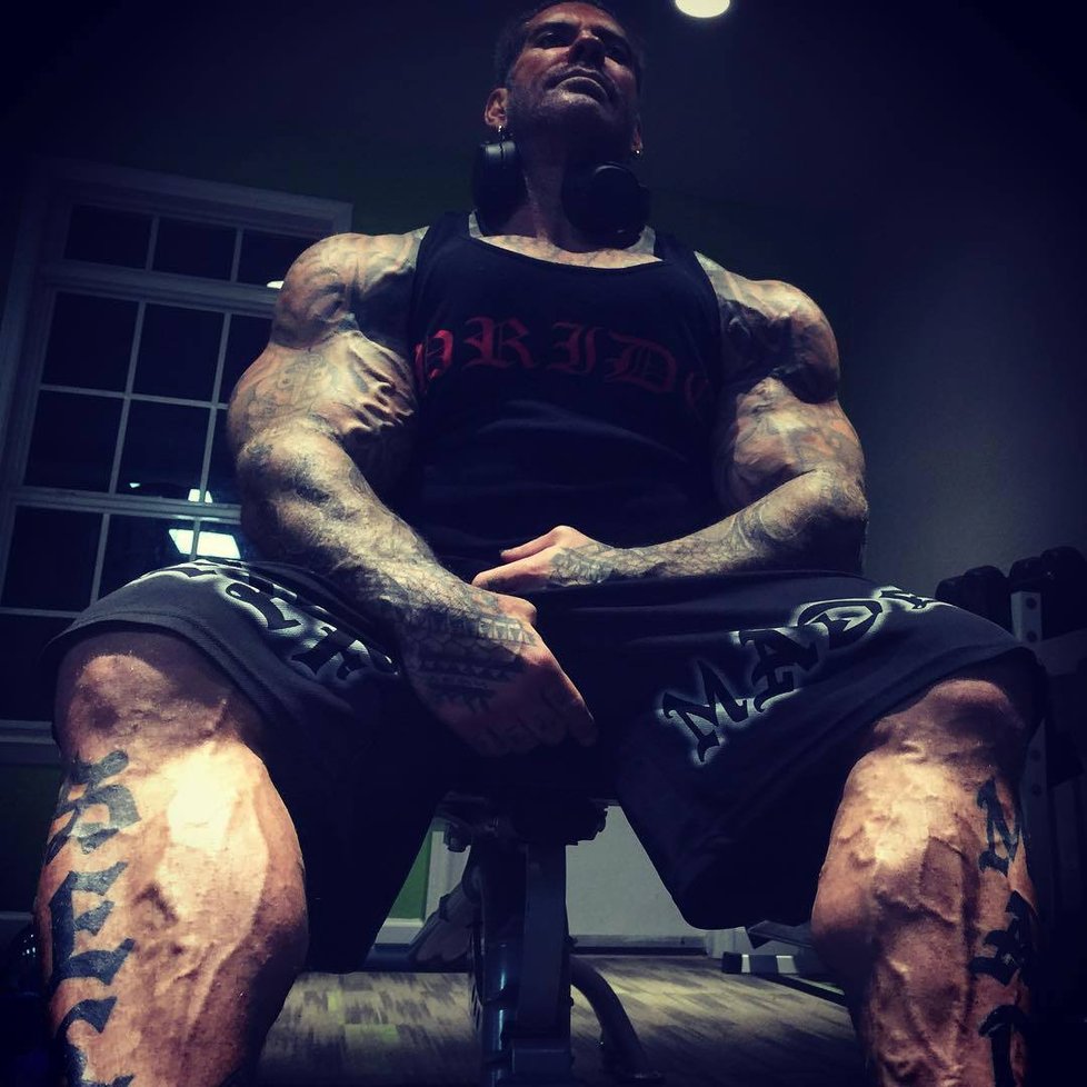 Kulturista Rich Piana skončil v kómatu. Na Instagramu se vždy chlubil svými svaly.