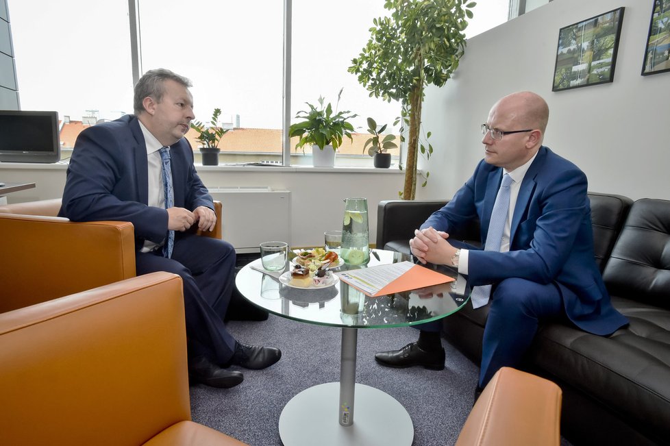 Ministr životního prostředí Brabec (ANO) při bilančním rozhovoru s premiérem Sobotkou (ČSSD)
