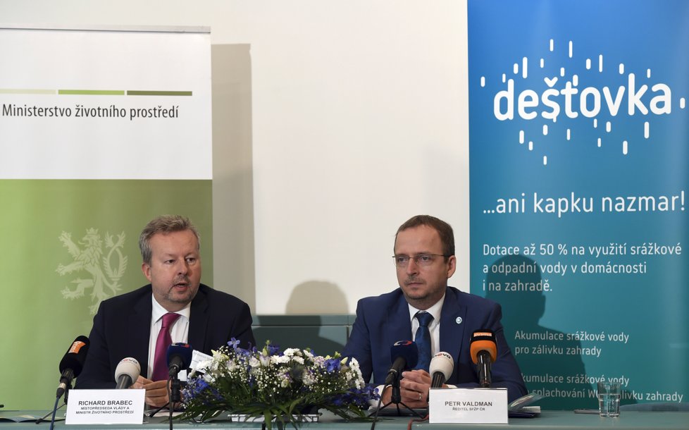 Ministr životního prostředí Richard Brabec představil další novinky v programu Dešťovka spolu s ředitelem Státního fondu životního prostředí Petrem Valdmanem (25.9.2018)