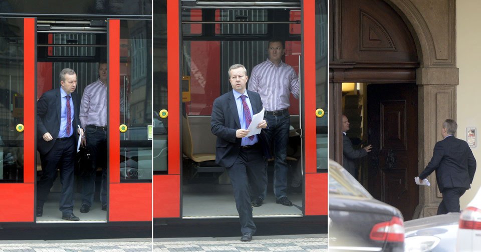 Dveře tramvaje se otvíráají, vyskakuje z ní ministr Richard Brabec. A míří do Sněmovny