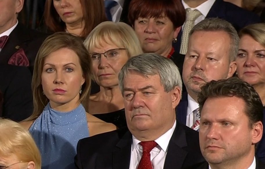 Ministr Richard Brabec (ANO) seděl během předávání státních vyznamenání vedle novomanželky vládního kolegy Adama Vojtěcha Olgy.