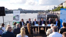 Debaty na pražské náplavce o vodě a hrozbě sucha se zúčastnil ministr životního prostředí Richard Brabec a řada expertů.