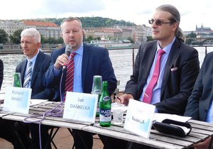 Debaty na pražské náplavce o vodě a hrozbě sucha se zúčastnil ministr životního prostředí Richard Brabec a řada expertů