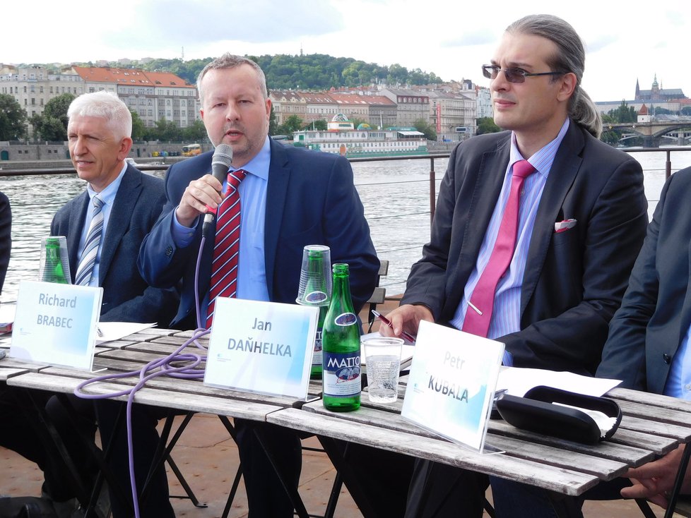 Debaty na pražské náplavce o vodě a hrozbě sucha se zúčastnil ministr životního prostředí Richard Brabec a řada expertů.