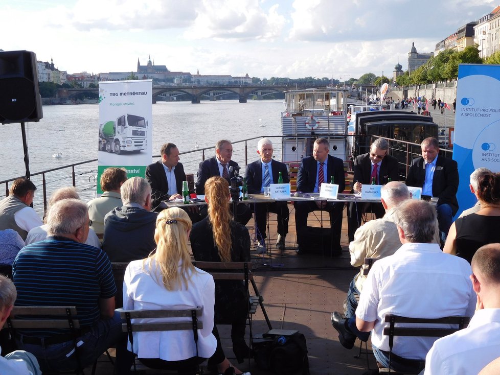 Debaty na pražské náplavce o vodě a hrozbě sucha se zúčastnil ministr životního prostředí Richard Brabec a řada expertů