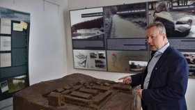 Ministr životního prostředí Richard Brabec v Letech u Písku, kde si prohlédl výstavu ke koncentračnímu táboru pro Romy.
