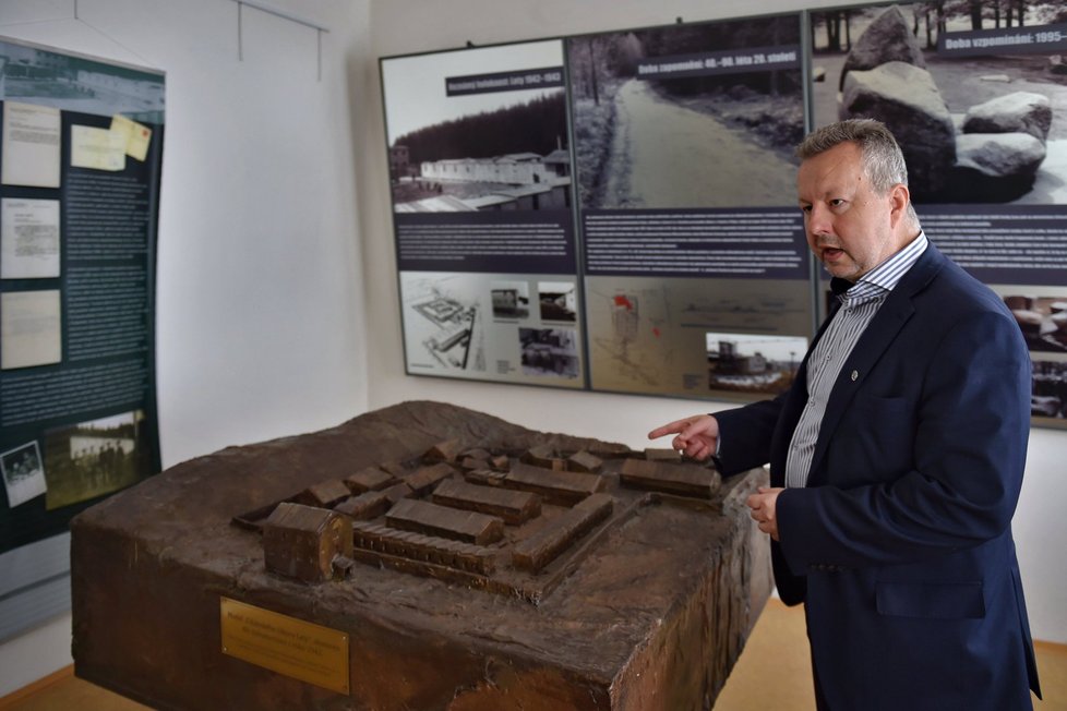 Ministr životního prostředí Richard Brabec v Letech u Písku, kde si prohlédl výstavu ke koncentračnímu táboru pro Romy.