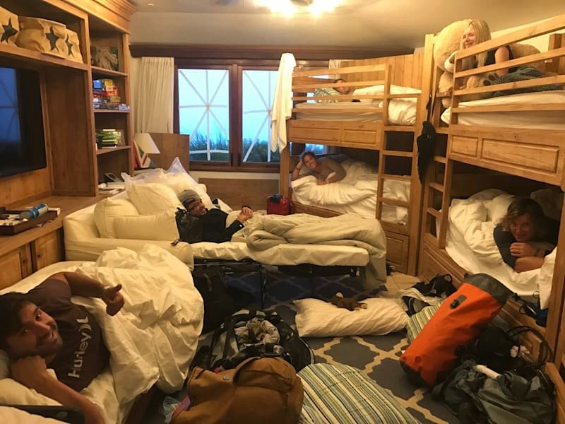 Zaměstnanci se museli vměstnat do dvou pokojů s postelemi.
