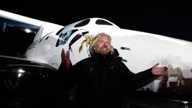 Miliardář Richard Branson a vesmírná loď SpaceShipTwo, která bude od roku 2011 vozit turisty do vesmíru