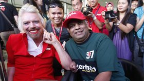 Richard Branson (62) před dvěma roky prohrál sázku s kolegou Tonym Fernandesem (49) a za trest si musel vyzkoušet práci letušky!