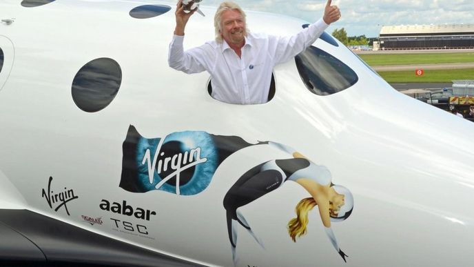 Richard Branson v kabině repliky své vesmírné lodi SpaceShipTwo