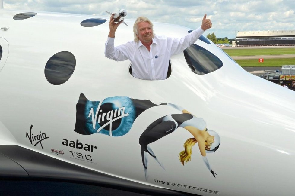 Richard Branson v kabině repliky své vesmírné lodi SpaceShipTwo