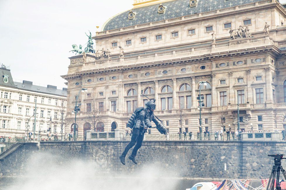 Vynálezce Richard Browning může se superoblekem letět nepřetržitě 10 minut. Speciální úbor dokáže vyvinout rychlost až 360 km/h.