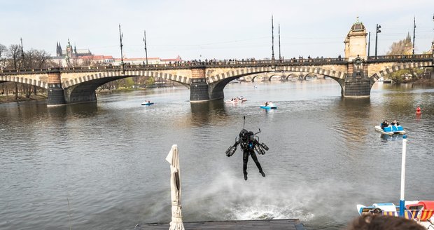 Iron Man létal 2. dubna nad hladinou Vltavy.