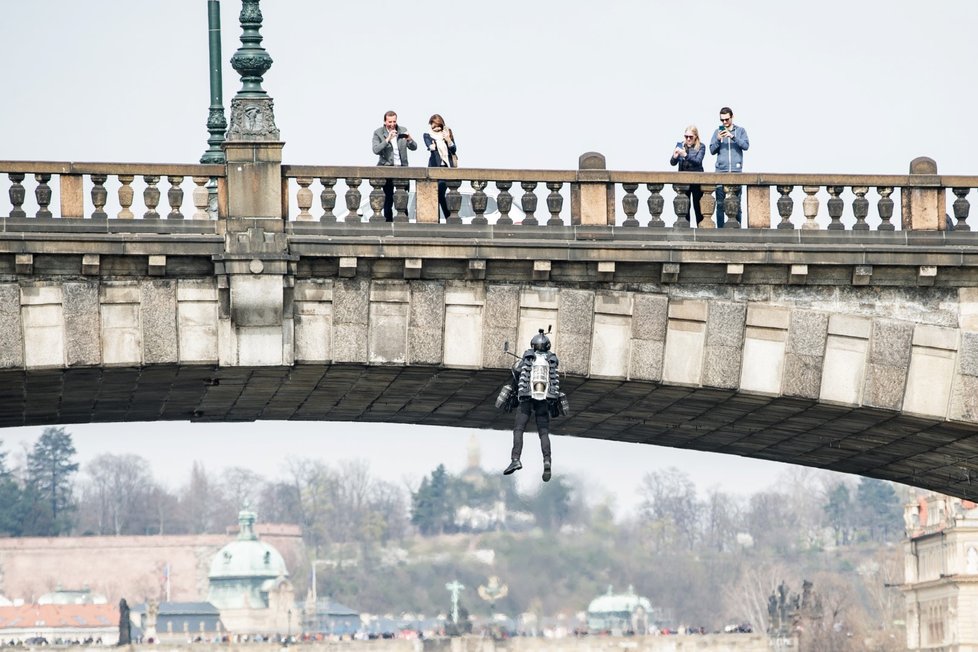 Vynálezce Richard Browning může se superoblekem letět nepřetržitě 10 minut. Speciální úbor dokáže vyvinout rychlost až 360 km/h.