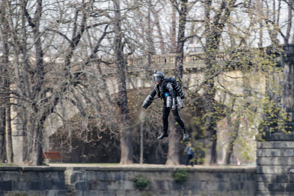 Vynálezce Richard Browning může se superoblekem letět nepřetržitě 10 minut. Speciální úbor dokáže vyvinout rychlost až 360 km/h.