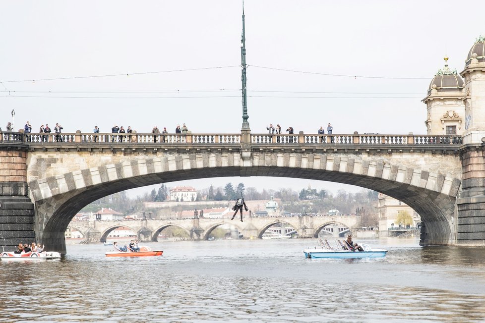 Vynálezce Richard Browning může se superoblekem letět nepřetržitě 10 minut. Speciální úbor dokáže vyvinout rychlost až 360 km/h.