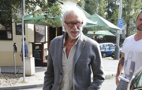 Hvězda francouzských komedií Pierre Richard přiletěl do Prahy! Přivezl i krásnou manažerku