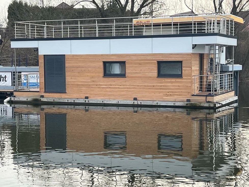 Houseboat je Richardovým letním sídlem.