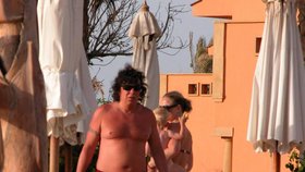Richard Genzer na dovolené s rodinou v Egyptě. Většinu dní prý trávil na hotelovém baru.