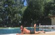 Richard Genzer pózuje jako modelky u bazénu