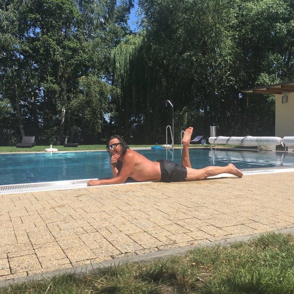 Richard Genzer pózuje jako modelky u bazénu