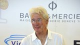 Richard Gere přiletí o den dřív a soukromým tryskáčem! 