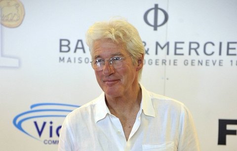 Richard Gere přiletí o den dřív a soukromým tryskáčem! 