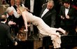 Sharon Stone líbá Richarda Gerea, zatímco je sleduje Bob Geldof. Sharon Stone líbá Richarda Gerea, zatímco je sleduje Bob Geldof.