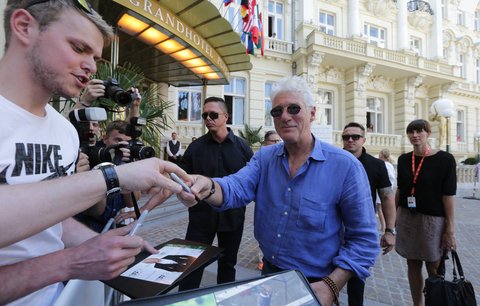 Hvězda Varů Richard Gere je v Česku: Přiletěl s úsměvem a hned ho "ulovili" fanoušci!