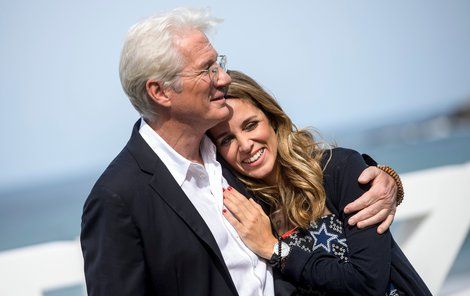 Herec Richard Gere bude otcem.