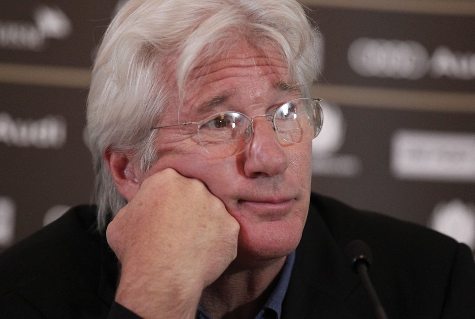 Richard Gere se svými balícími taktikami neuspěl a ještě ho vyvedli z restaurace