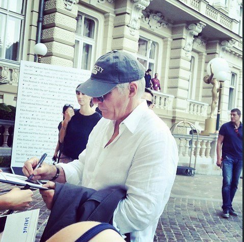 Richard Gere se fanouškům ochotně podepisuje.