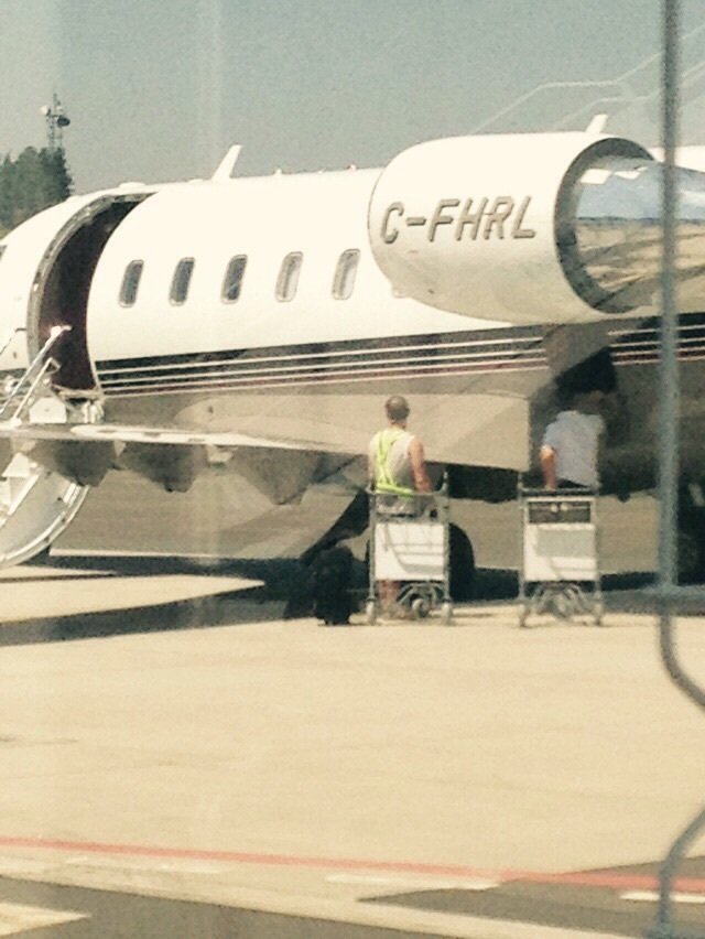 Richard Gere zatím zůstává v letadle, kufr už vyjel.