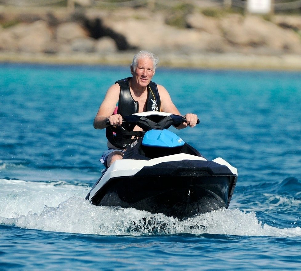 Richard Gere na dovolené vyvalil pupík.