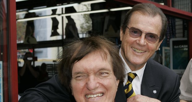 Richard Kiel s Rogerem Moore, představitelem Jamese Bonda.