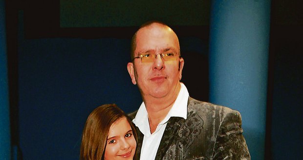 Richard Müller s dcerou Emou, která randí s o 15 let starším návrhářem.