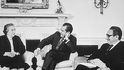 Richard Nixon, Henry Kissinger a izraelská premiérka Golda Meirová v Oválné pracovně (1. března 1973).