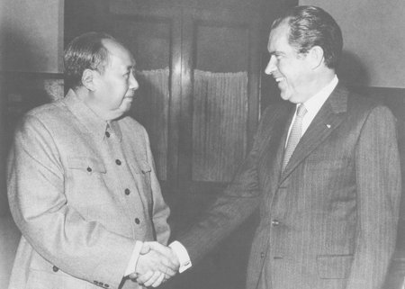 Americký prezident Richard Nixon navštívil ve dnech 21. až 28. února 1972 Čínu, kde v Pekingu přes hodinu jednal s vůdcem čínských komunistů Mao Ce-tungem.