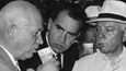 Sovětský prezident Nikita Chruščov ochutnává Pepsi, zatímco ho pozoruje jeho americký protějšek Richard Nixon